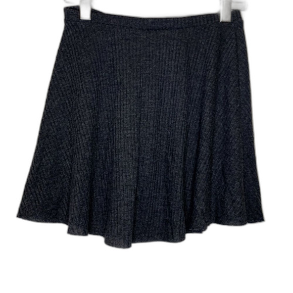 H.I.P. (Happening In The Present) Tilly’s NWTs Gray Knit Skater Mini Skirt Sz S - Picture 3 of 9